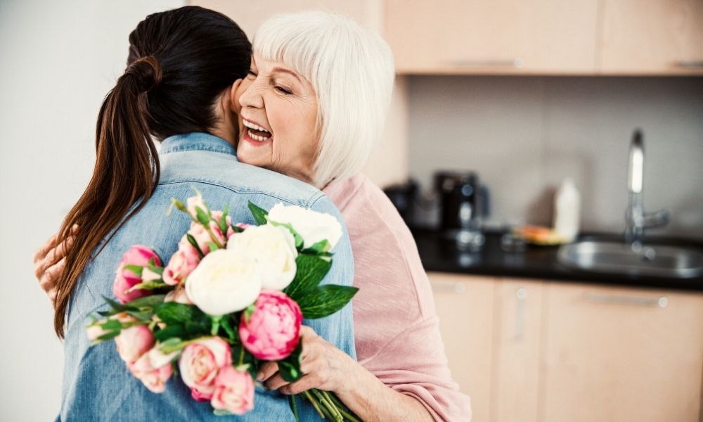 A Gift-Giving Guide for Your Mom’s Birthday Flowers